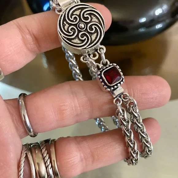 Handmade garnet & silver Celtic clasp design charm on wheat chain bracelet - Picture 4 of 10